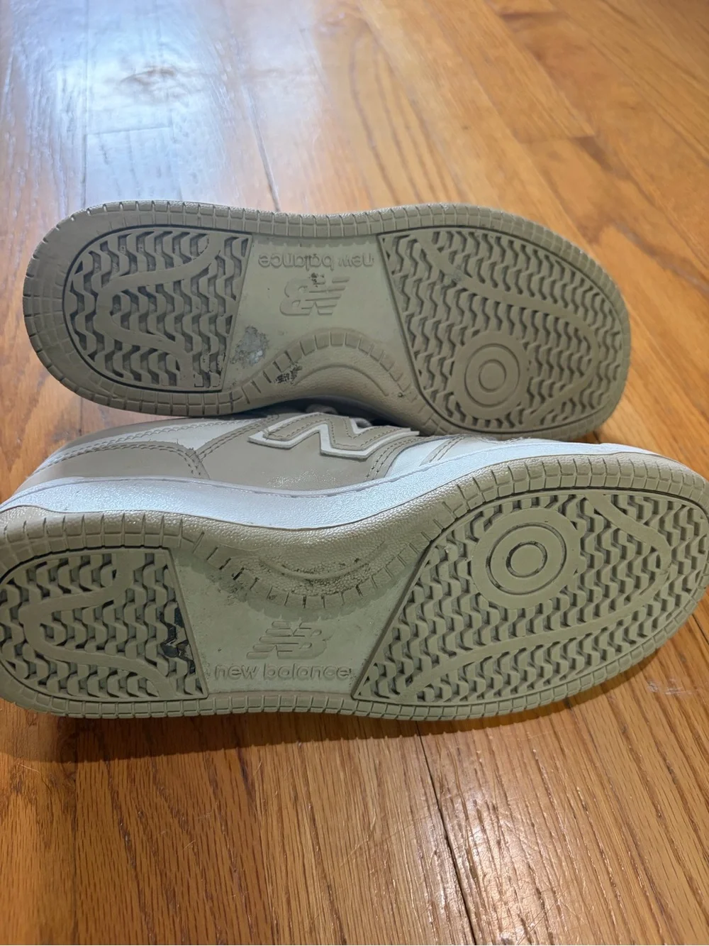 New Balance Kids Cream & White Low-Top Sneakers. Size 4.